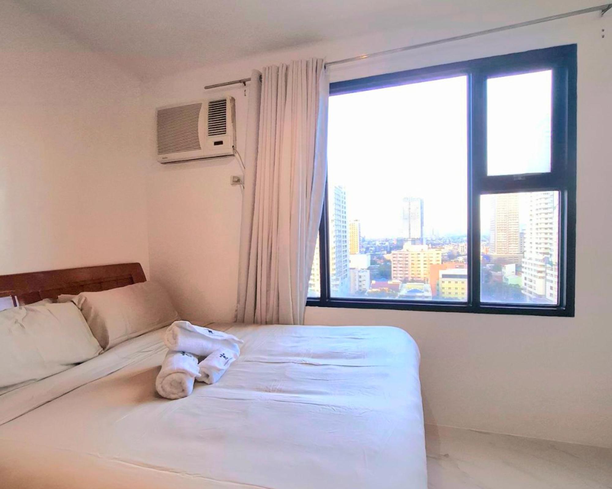 Manila Bayview Luxury Condos: Poolside Balcony Retreats Room photo