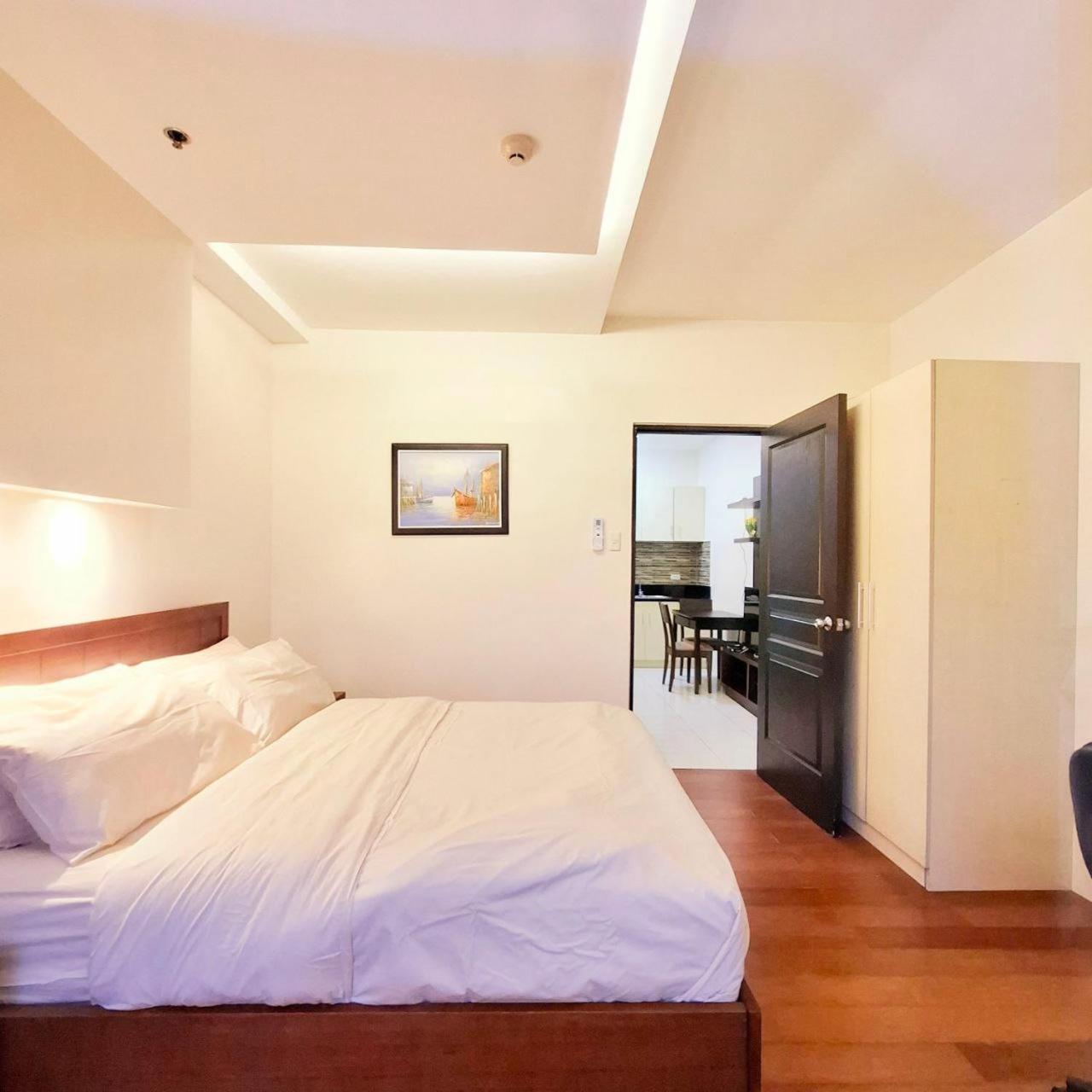 Manila Bayview Luxury Condos: Poolside Balcony Retreats Exterior photo